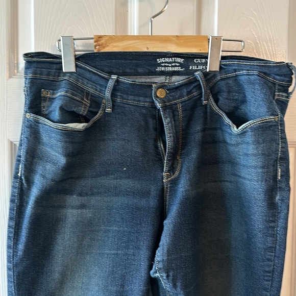 Women’s Levi Jeans - Picture 3 of 6
